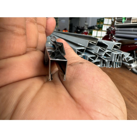 U INOX ỐP VIỀN KÍNH